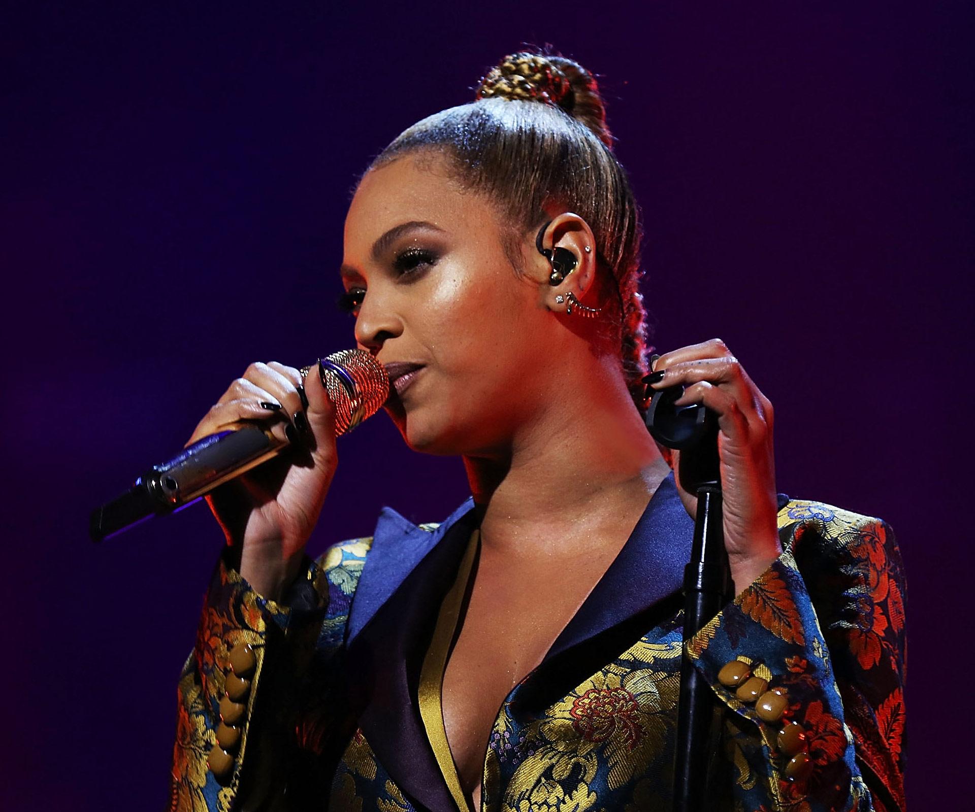 Beyonce rips her earlobe in the middle of Tidal X: 1015
