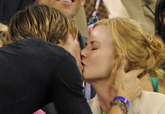 Nicole Kidman and Keith Urban kiss