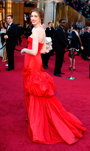 Anne Hathaway’s amazing Oscars outfits