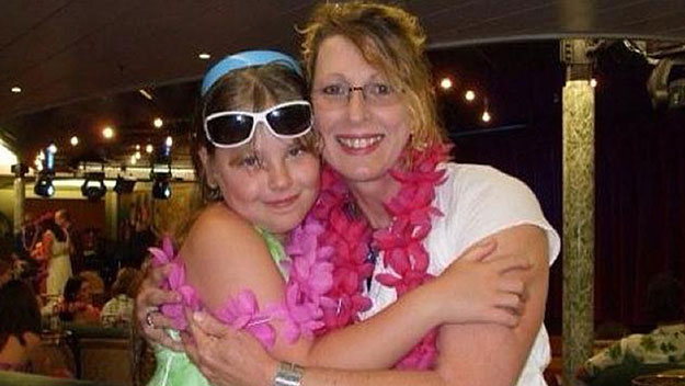Noelene Bischoff and her 14-year-old daughter Yvana, who fell fatally ill at a beachfront resort in Bali. Image: AAP.
