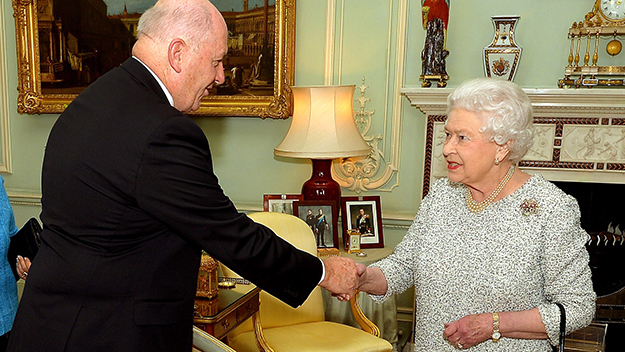 Peter Cosgrove meeting The Queen