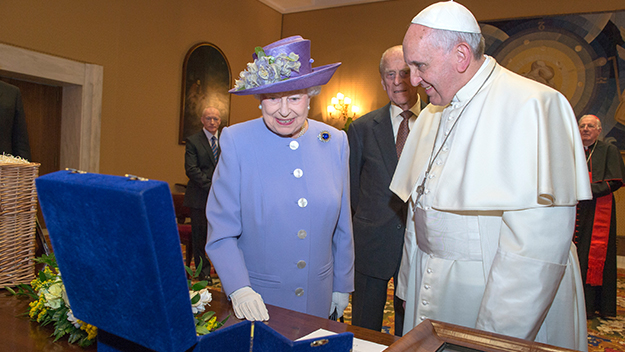 Queen Elizabeth exchanges gifts with Pope Francis