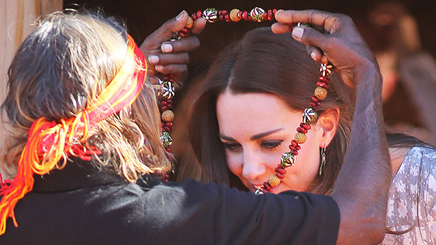 Kate Middleton receives necklace in Uluru