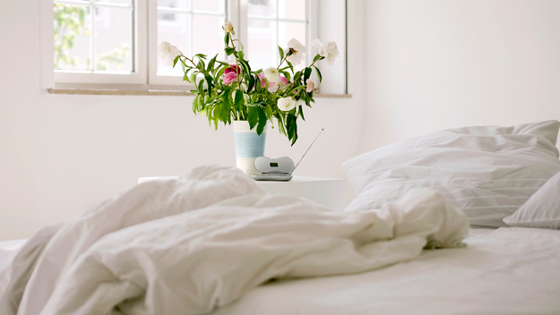Sleep naked to lose weight, bed, white sheets, flowers 