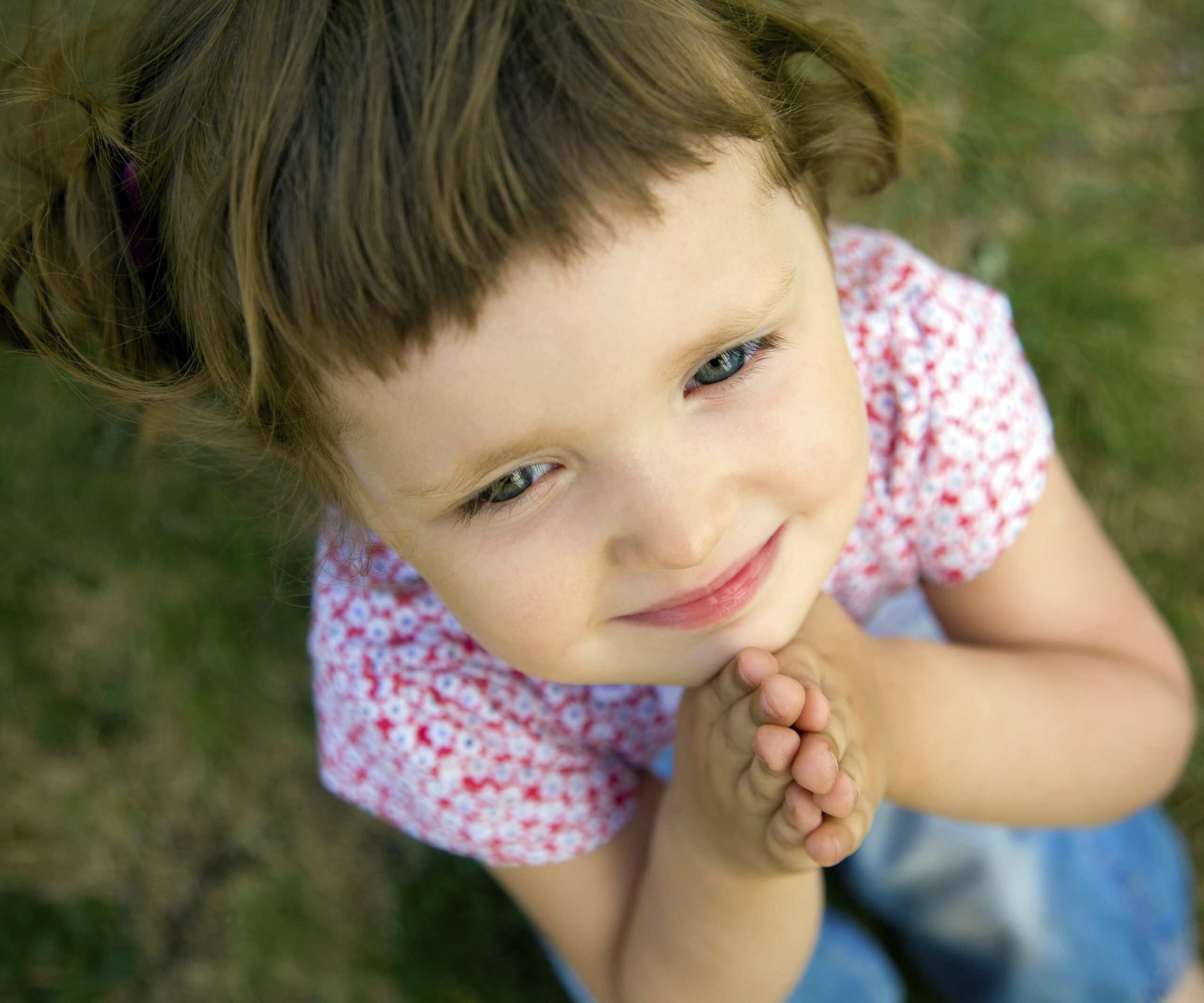 little girl praying Thinkstock 