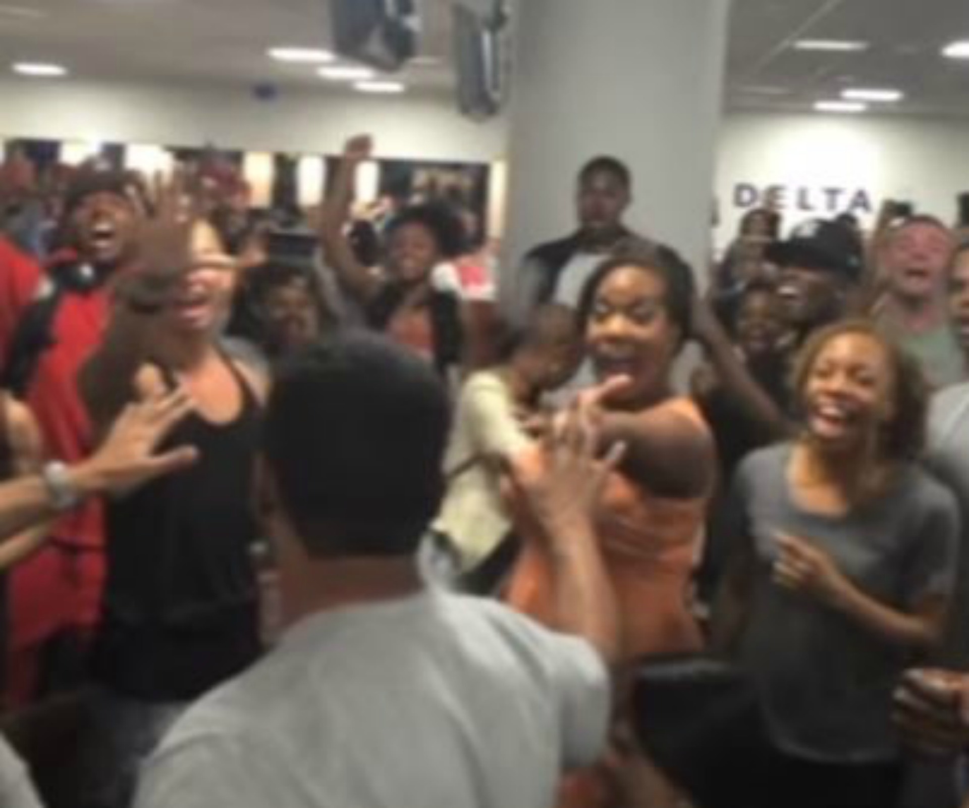 Cast of The Lion King surprise airport passengers with an awesome peformance