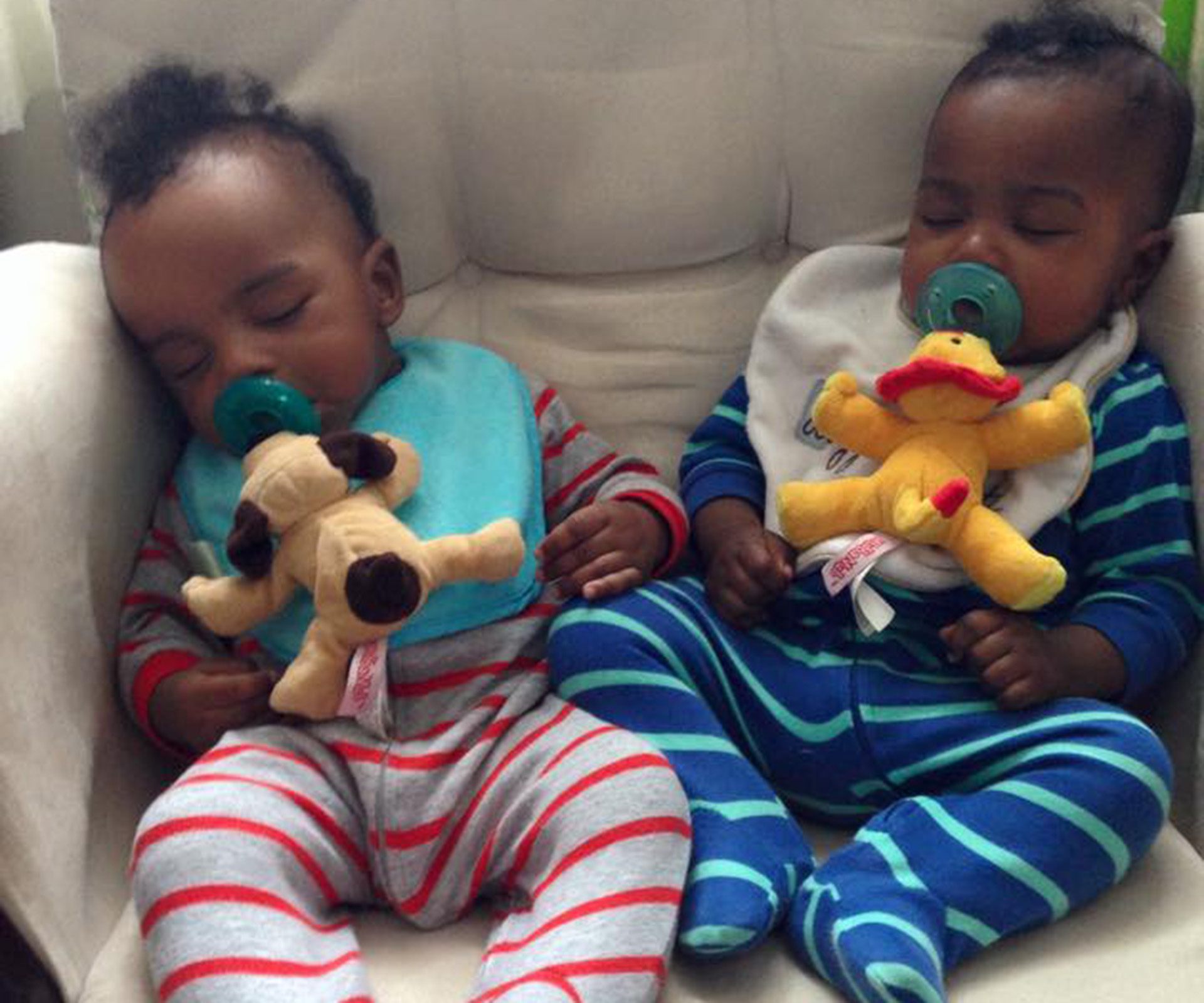 Parents of twins charm plane passengers with thoughtful gifts