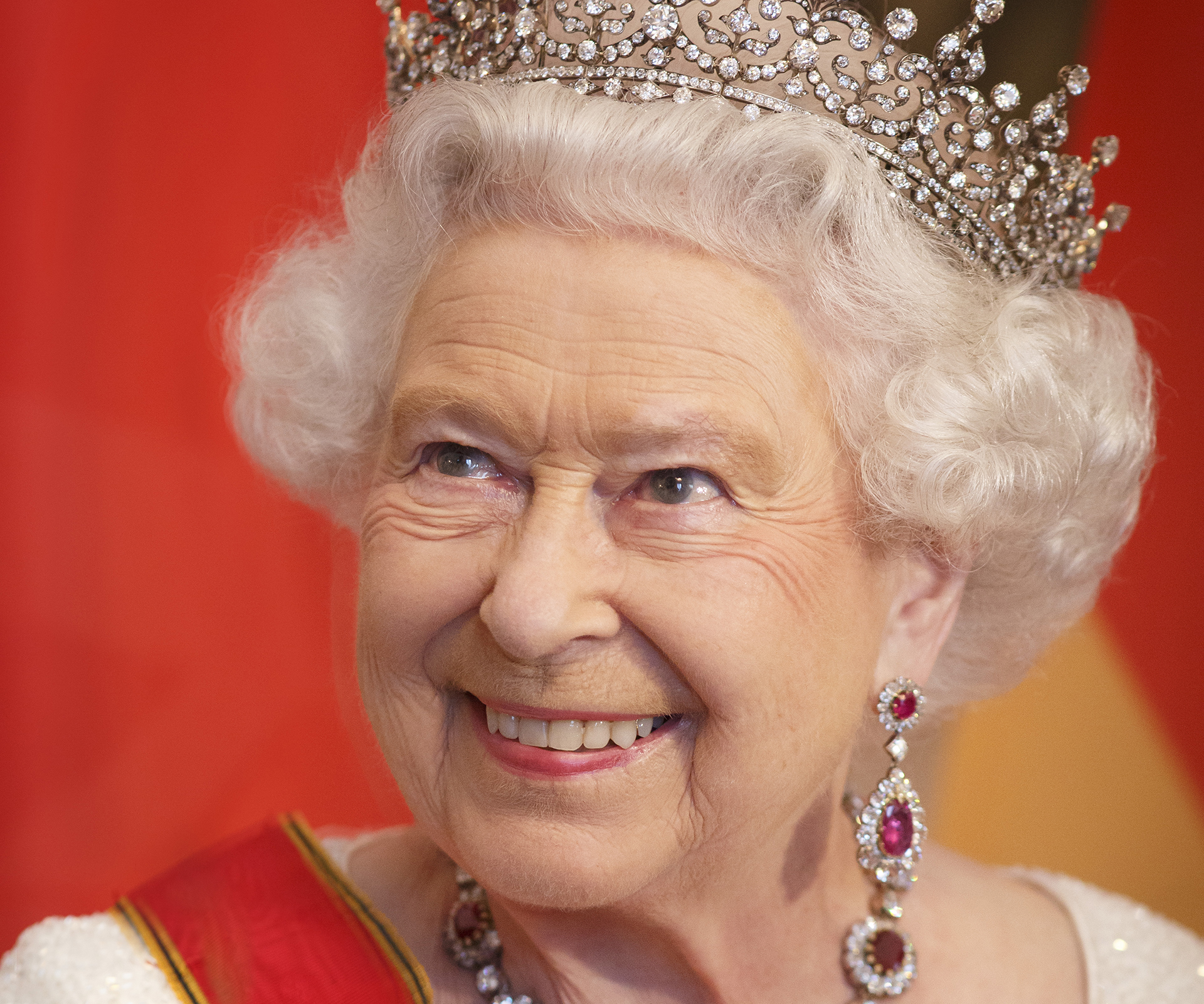 Queen Elizabeth glitters at state gala