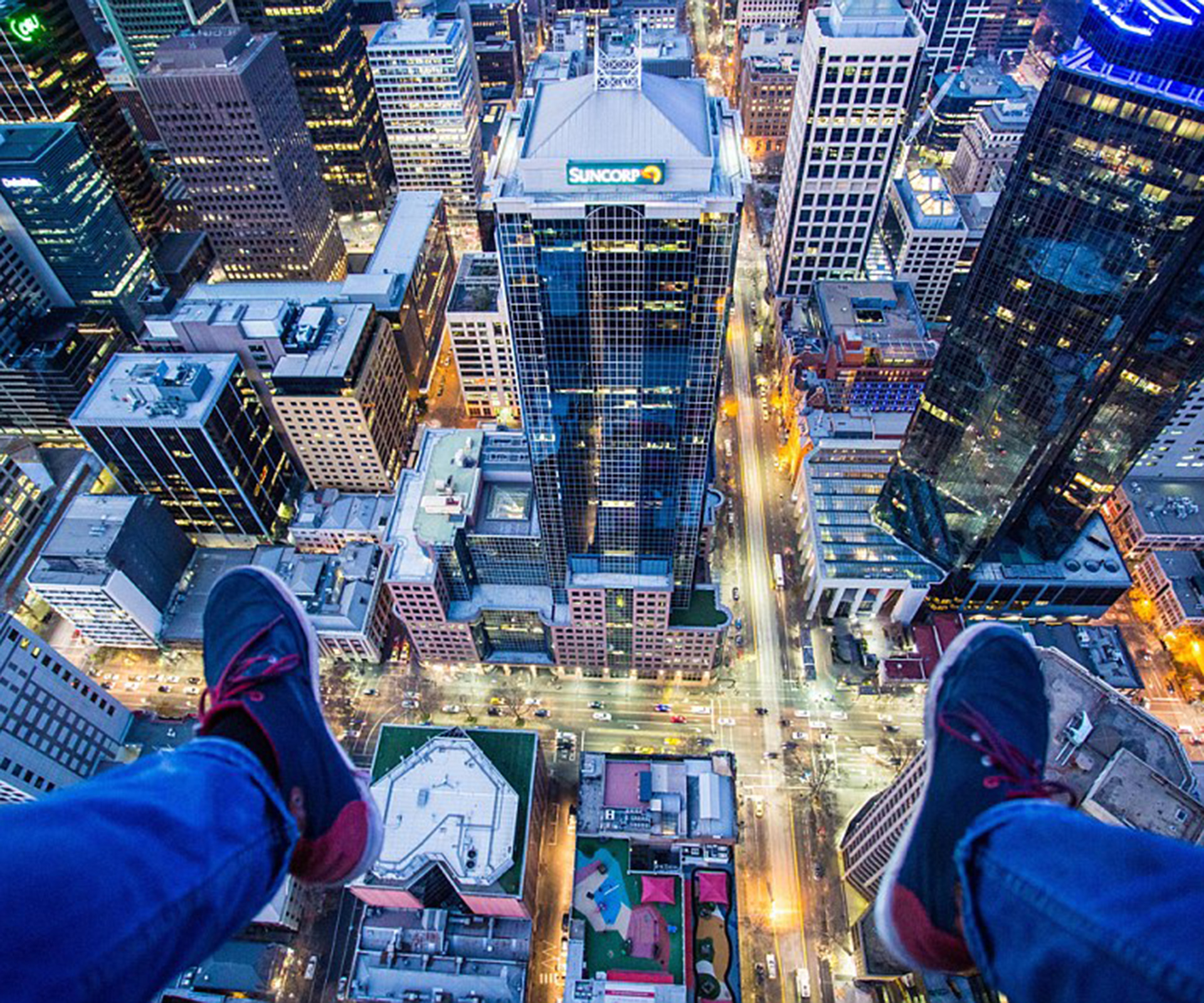 Daredevil takes amazing photos of Melbourne city skyline