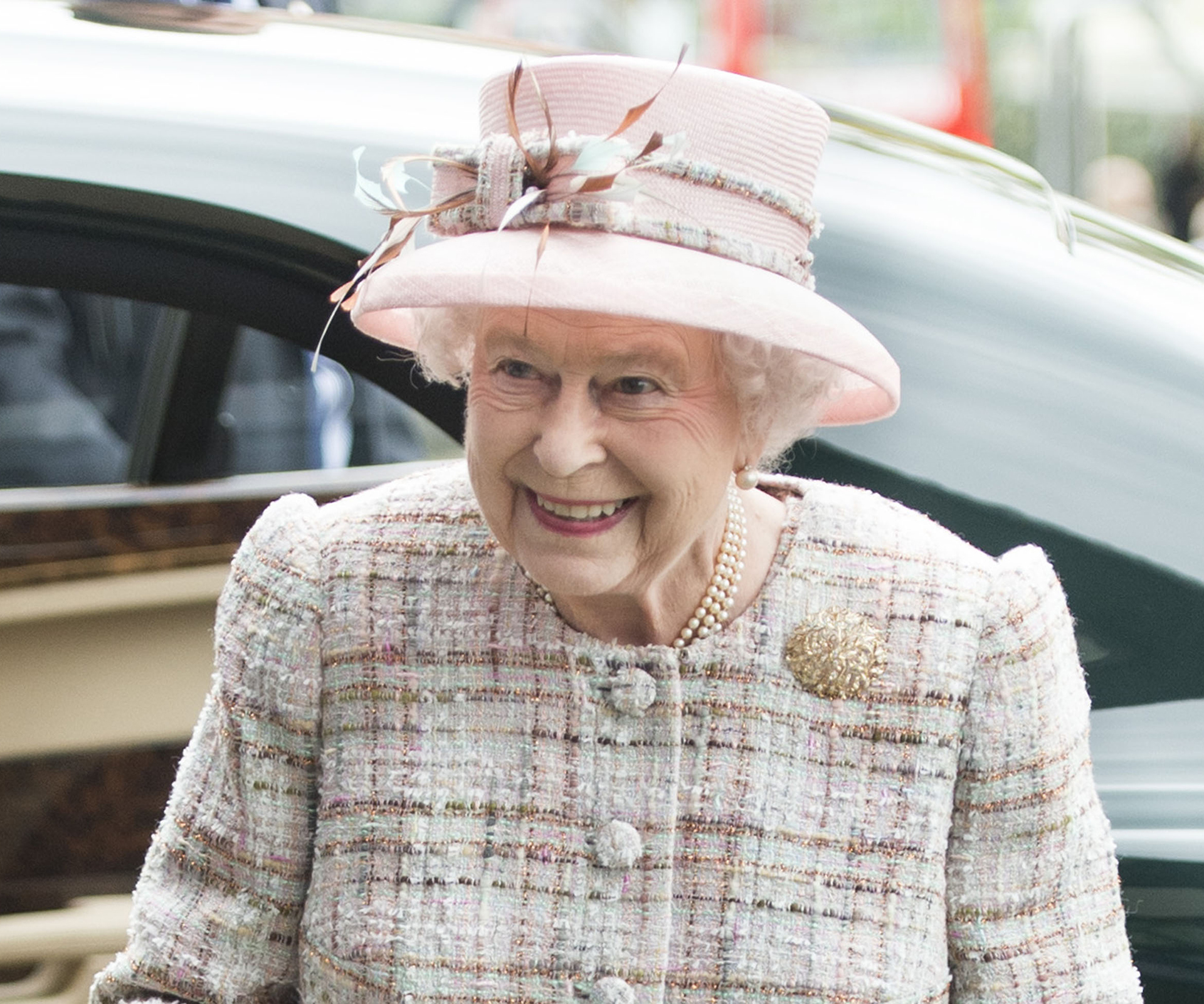 The Queen advertises for royal letter-writer