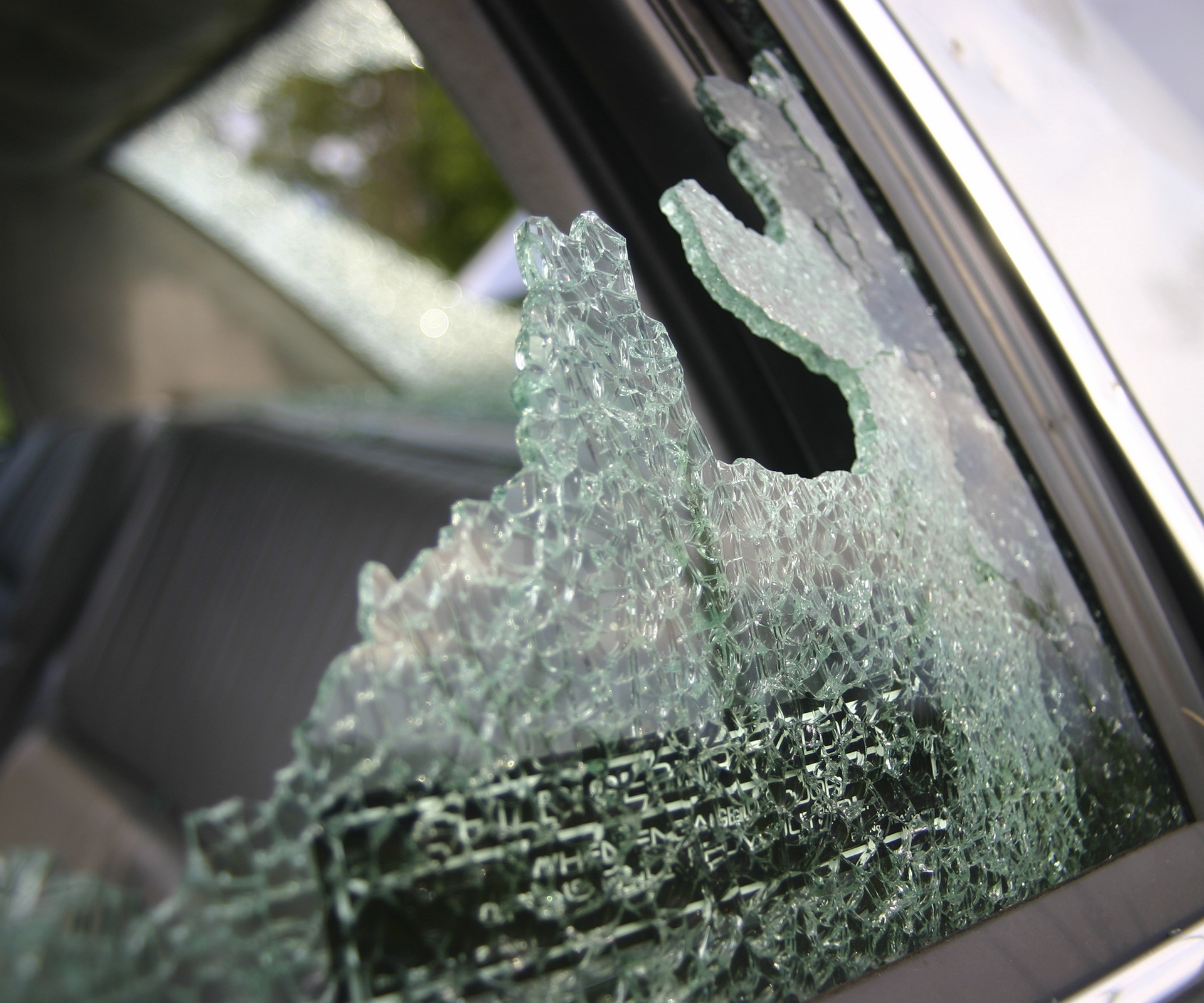 Stranger smashes window to rescue toddler locked car in sweltering heat