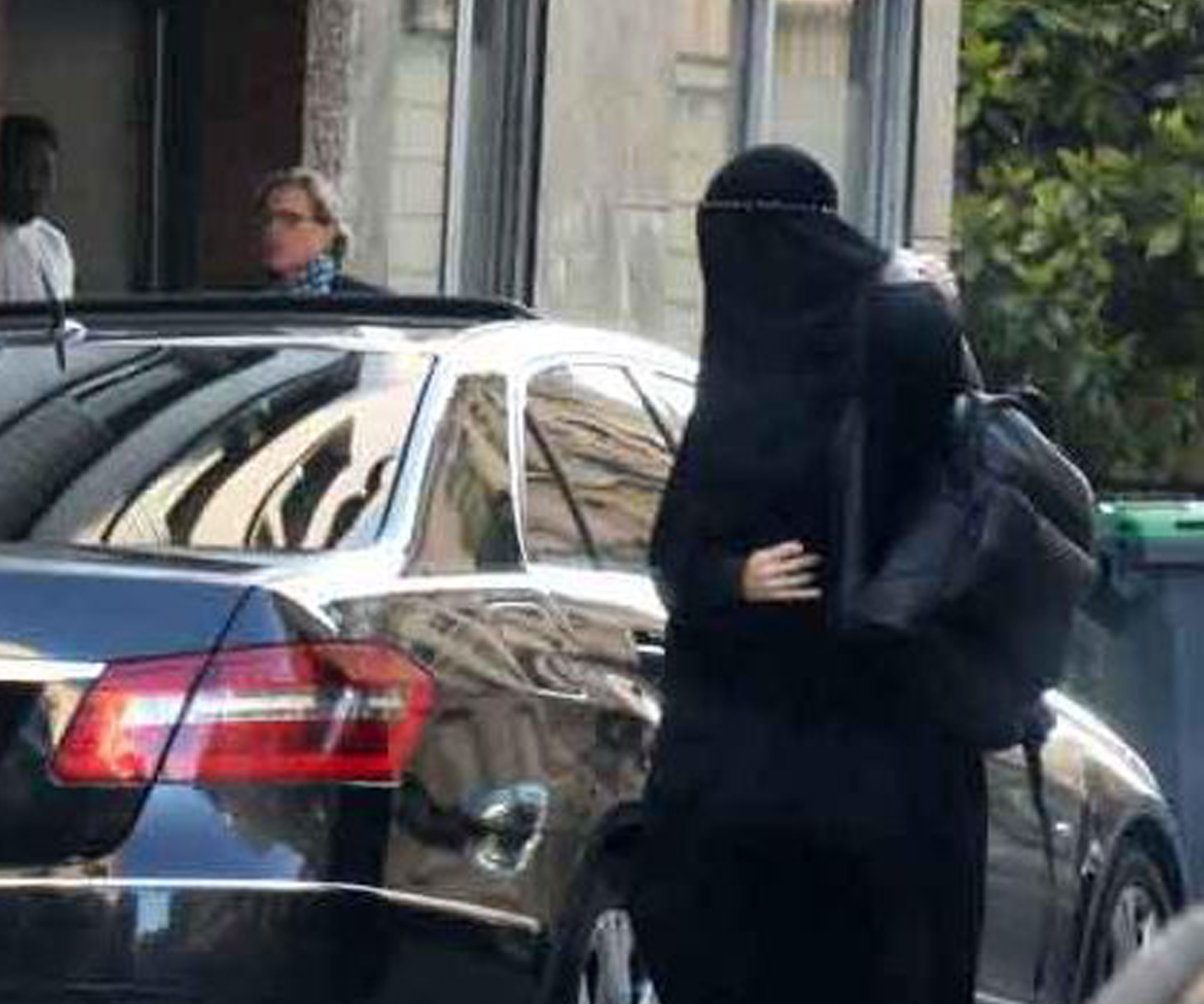 Did Gisele Bundchen hide under a burqa to get plastic surgery?