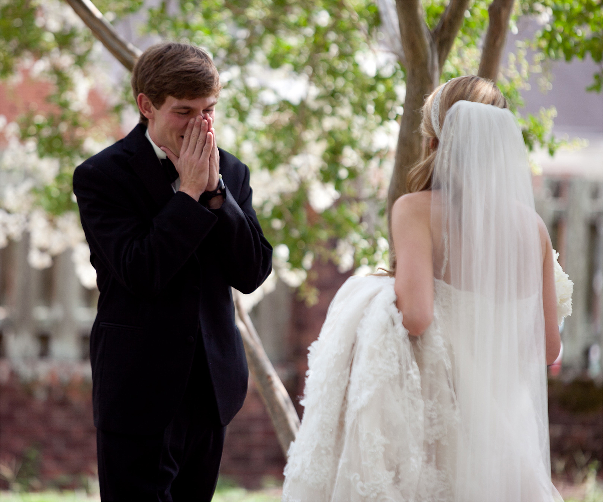 20 grooms seeing their brides for the very first time