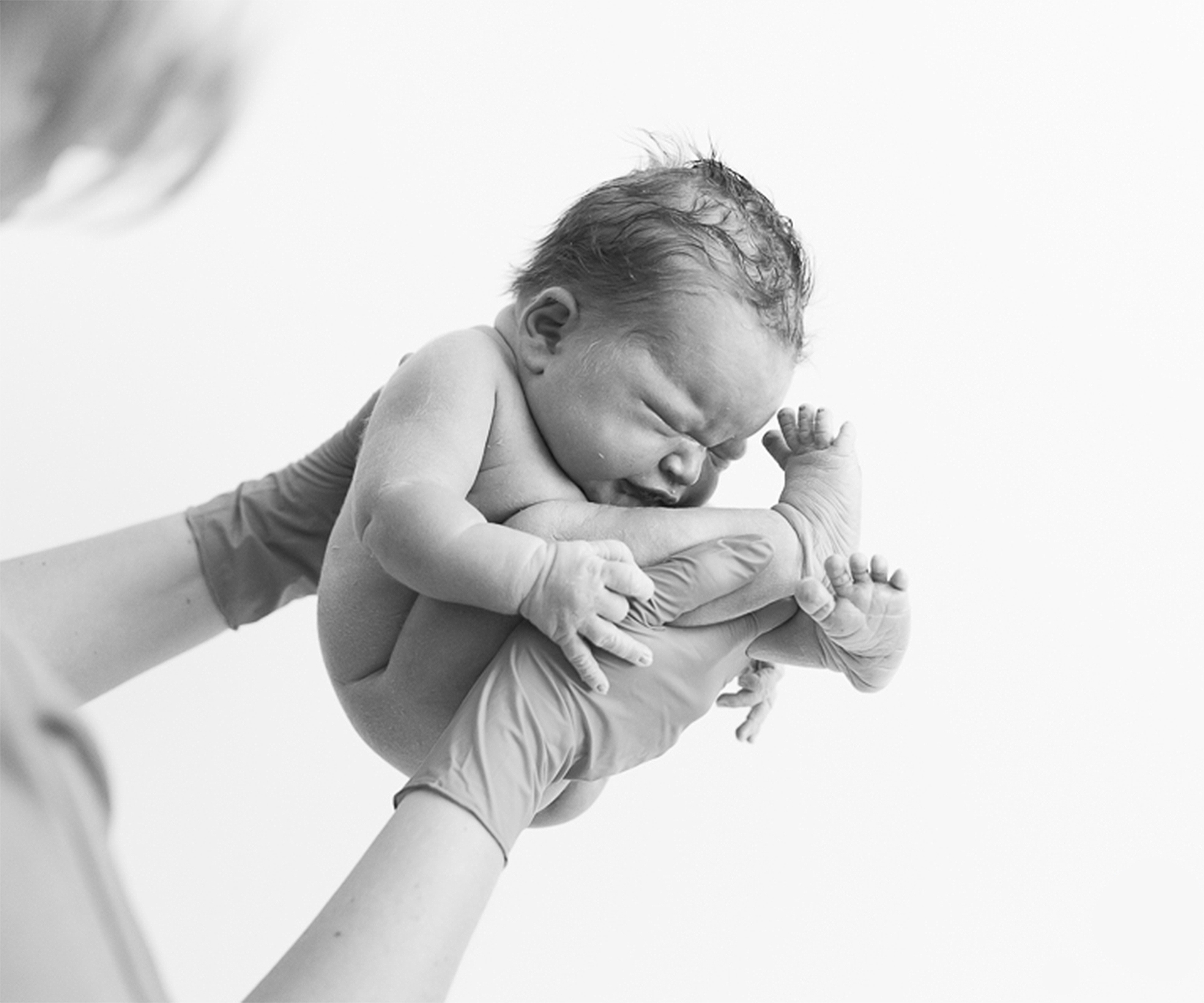 Photographer captures enchanting photos of babies seconds after they’re born