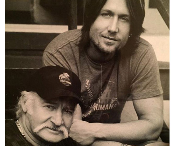 Keith Urban pays tribute to his late father