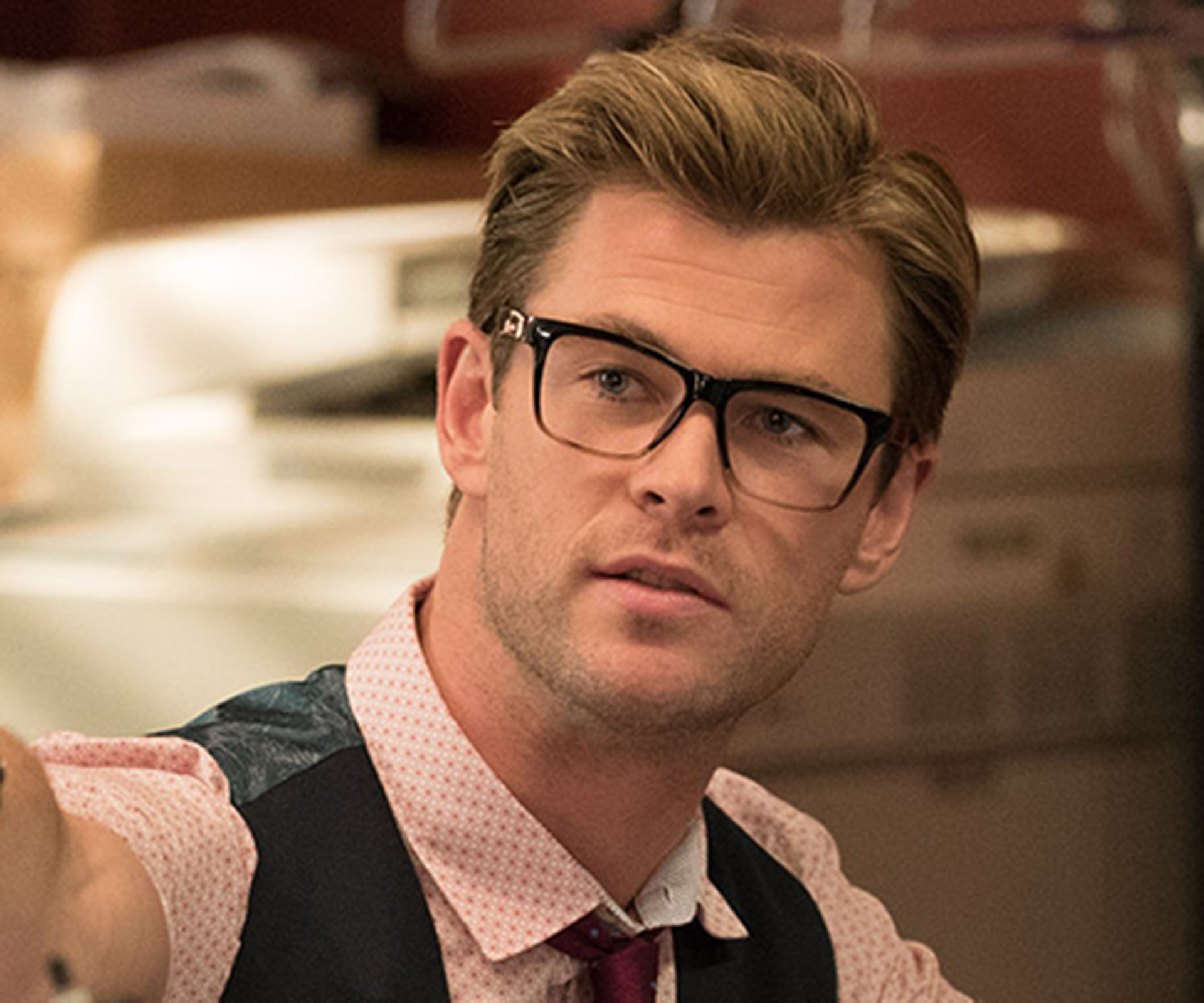 First Look: Chris Hemsworth’s geeky Ghostbusters makeover