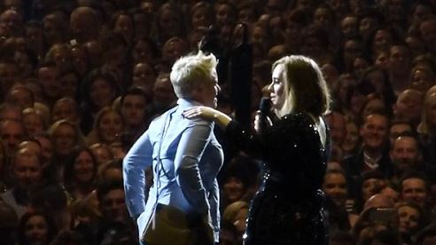 Adele helps woman propose to boyfriend