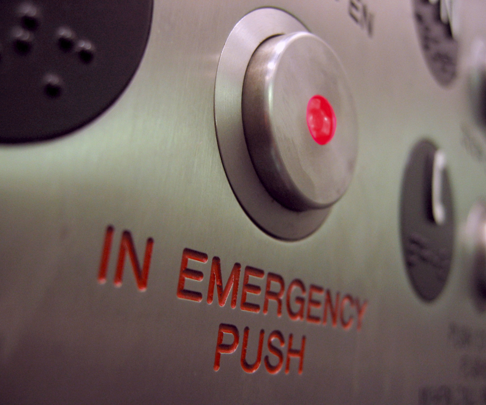 Woman dies after a month trapped in lift