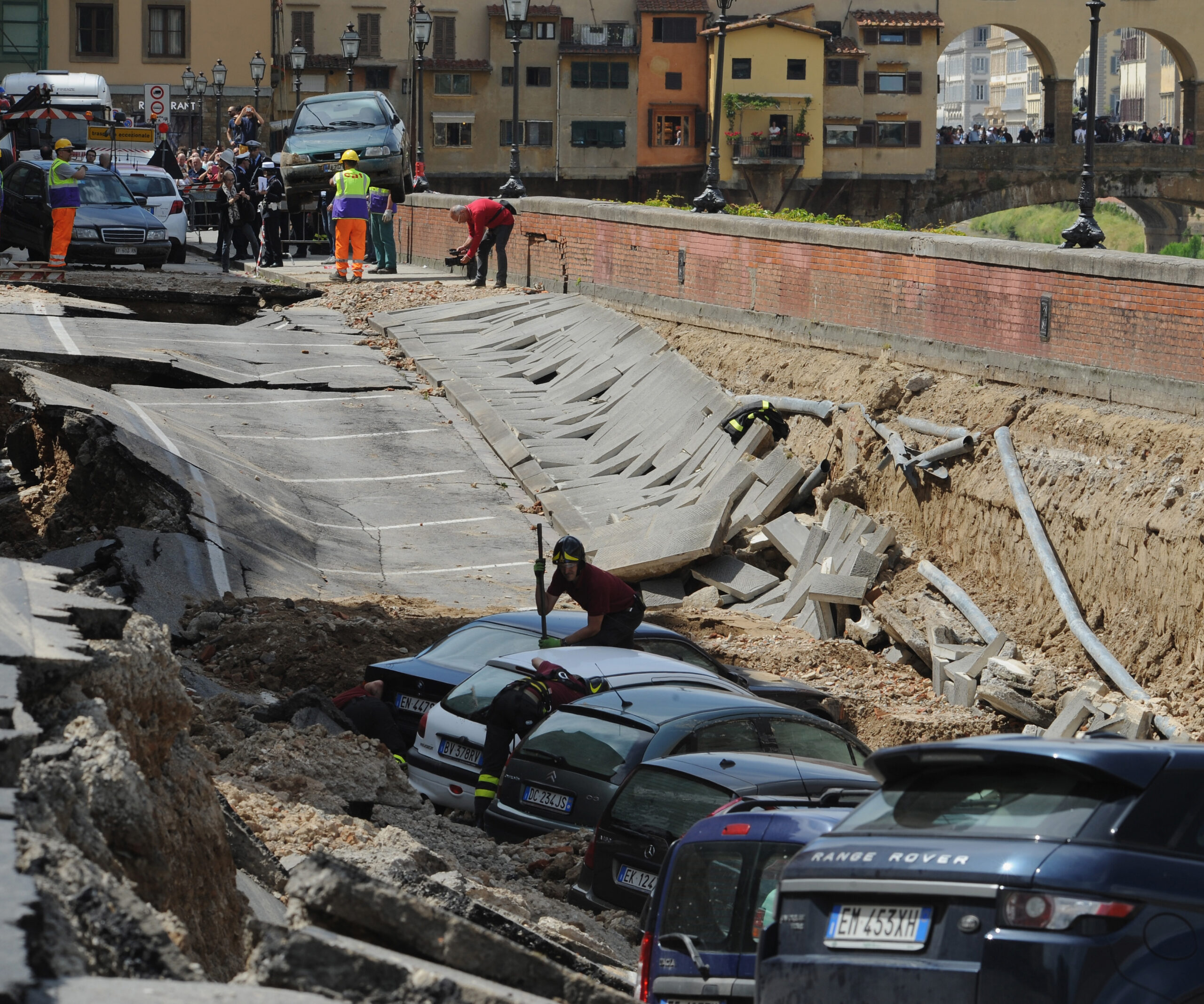 Huge sinkhole swallows cars in Florence