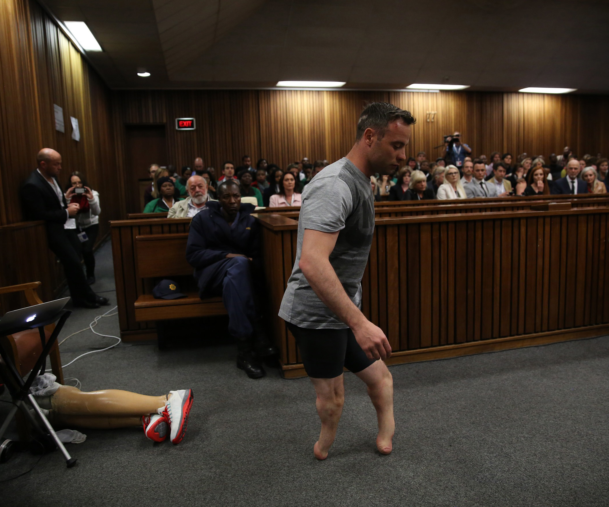 Oscar Pistorius walks without prosthetics in court to show ‘vulnerability’