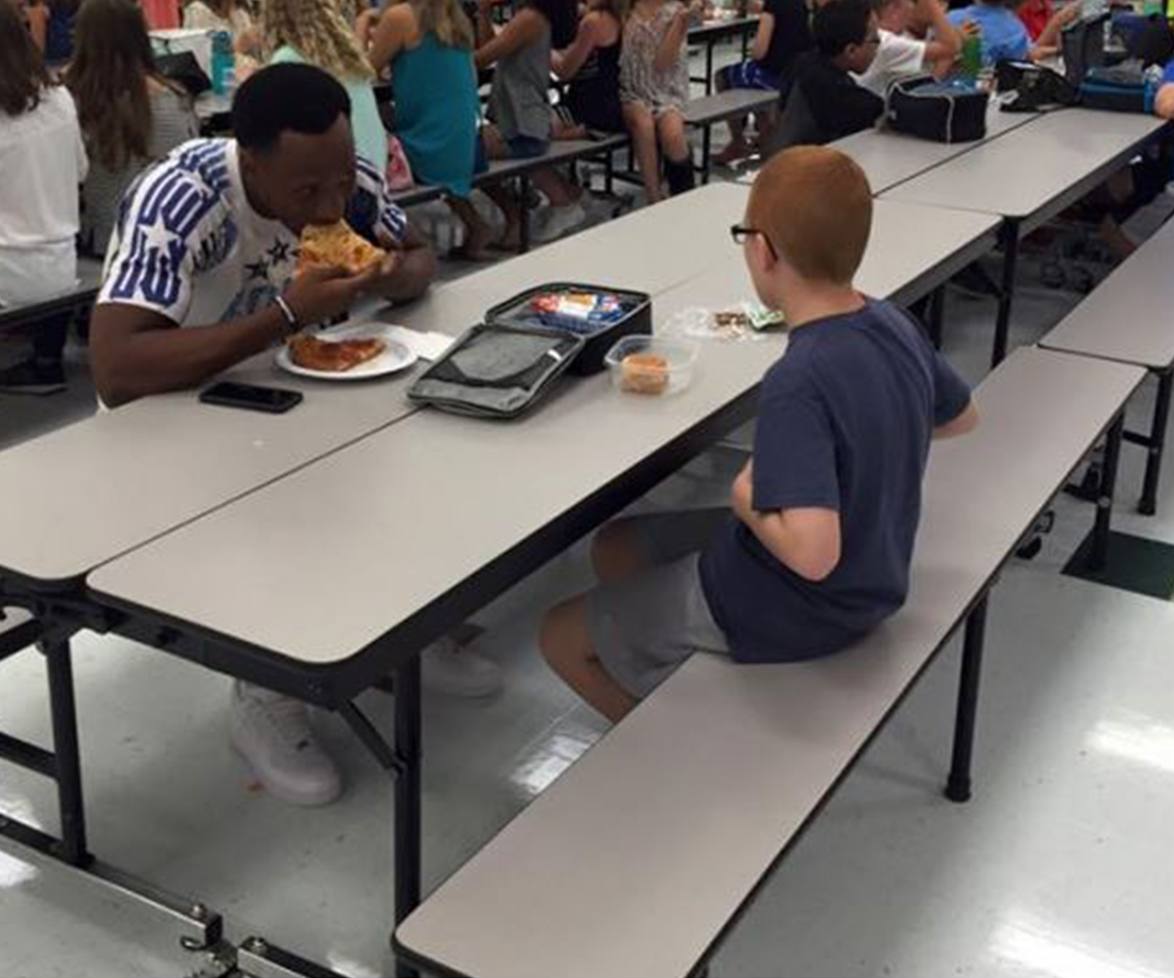 Football player eats lunch with lonely boy, goes viral