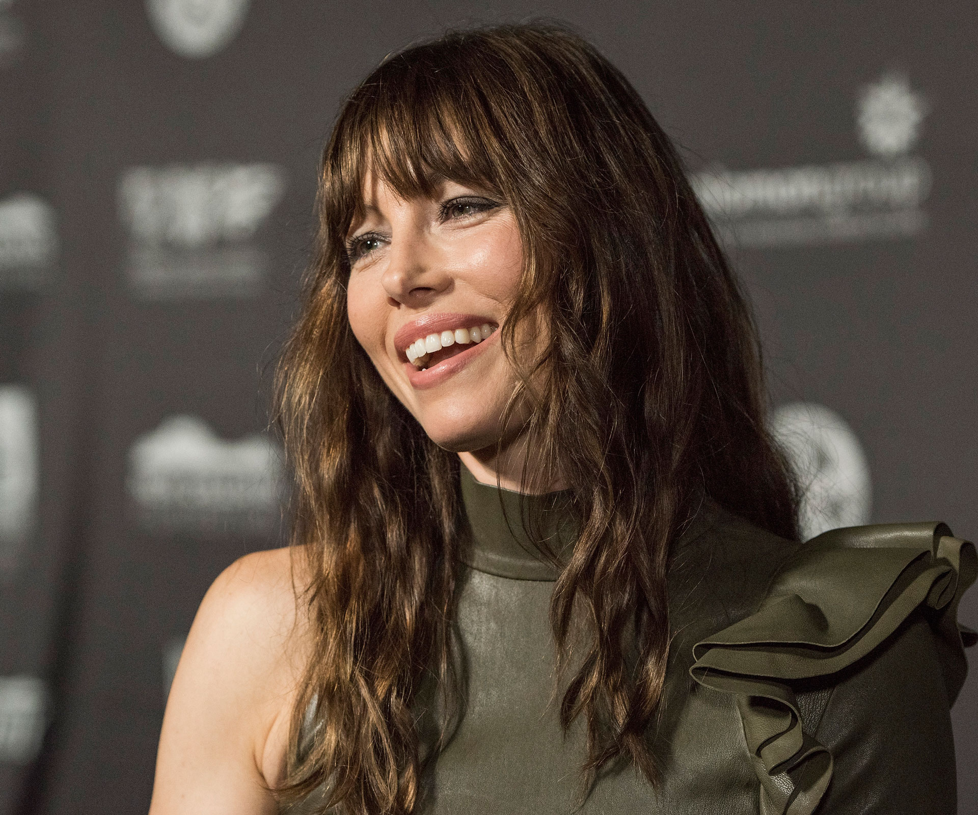 What Jessica Biel does in the shower is dividing her fans