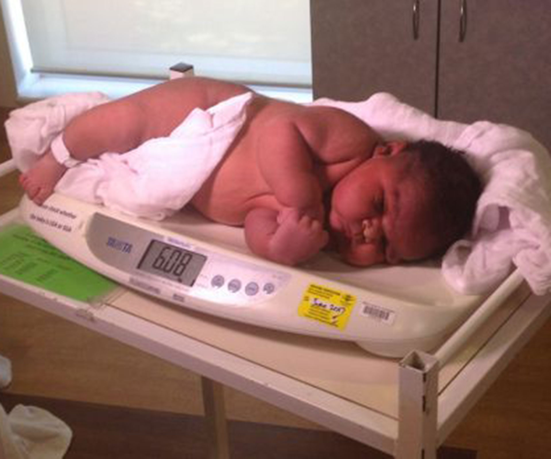 Mum from Victoria gives birth to six kilo baby… with only gas and air for relief