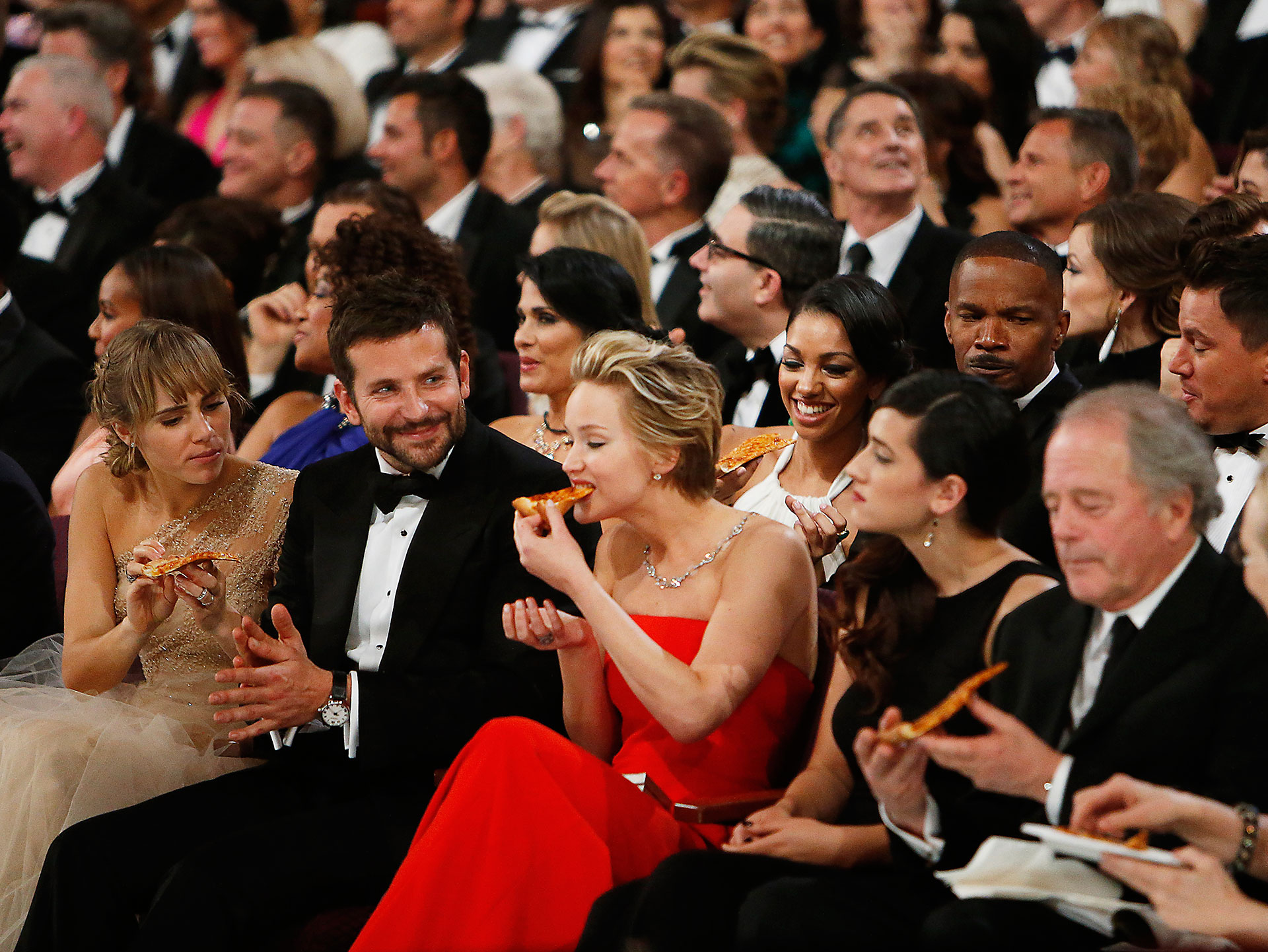 Jennifer Lawrence and Bradley Cooper eat pizza at the Oscars