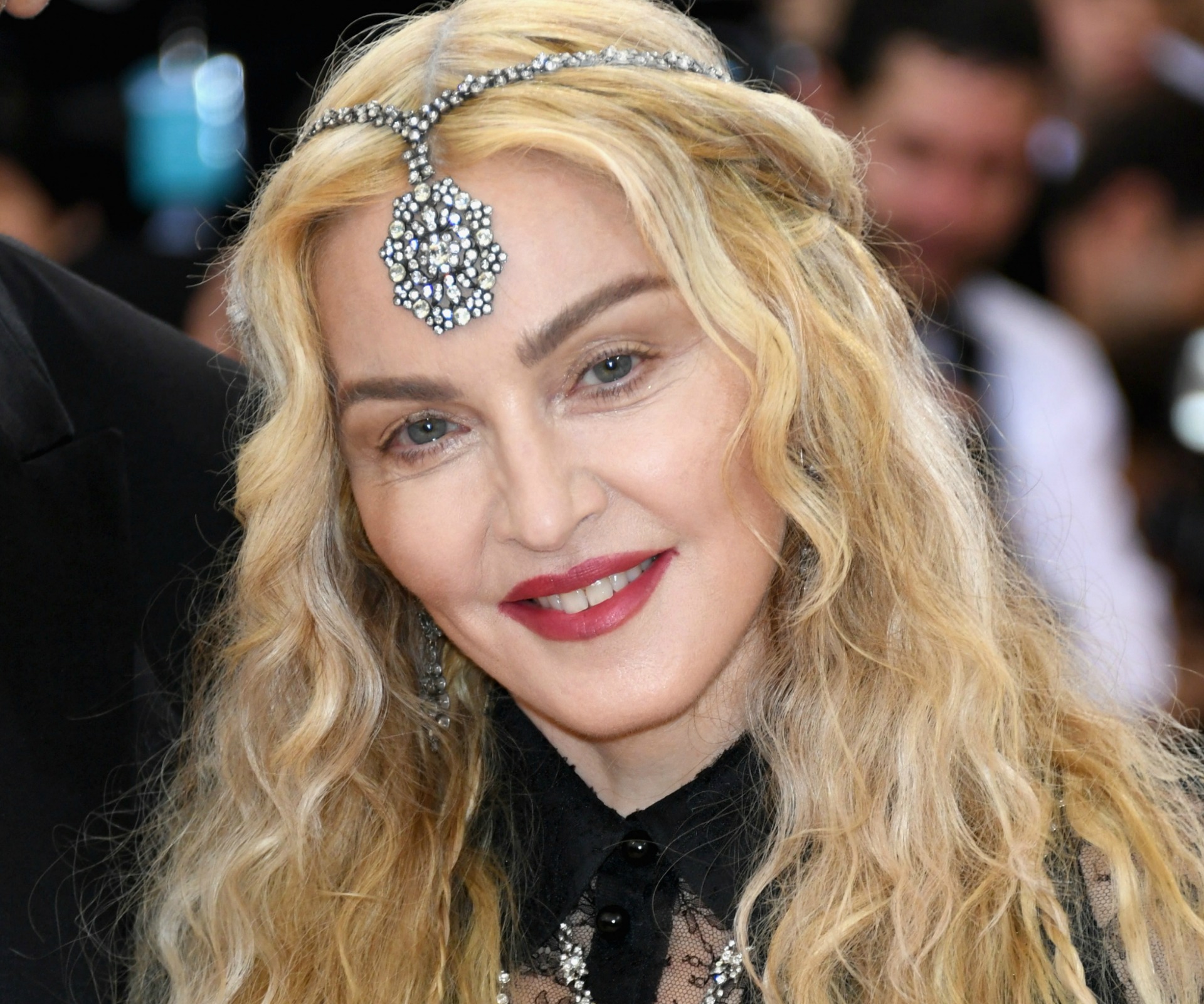 Madonna to adopt twin girls from Malawi