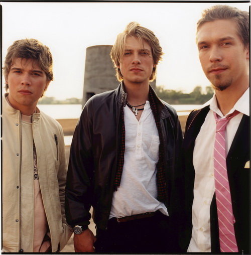 Hanson are making a comeback and they’re Mmmbopping their way to Oz