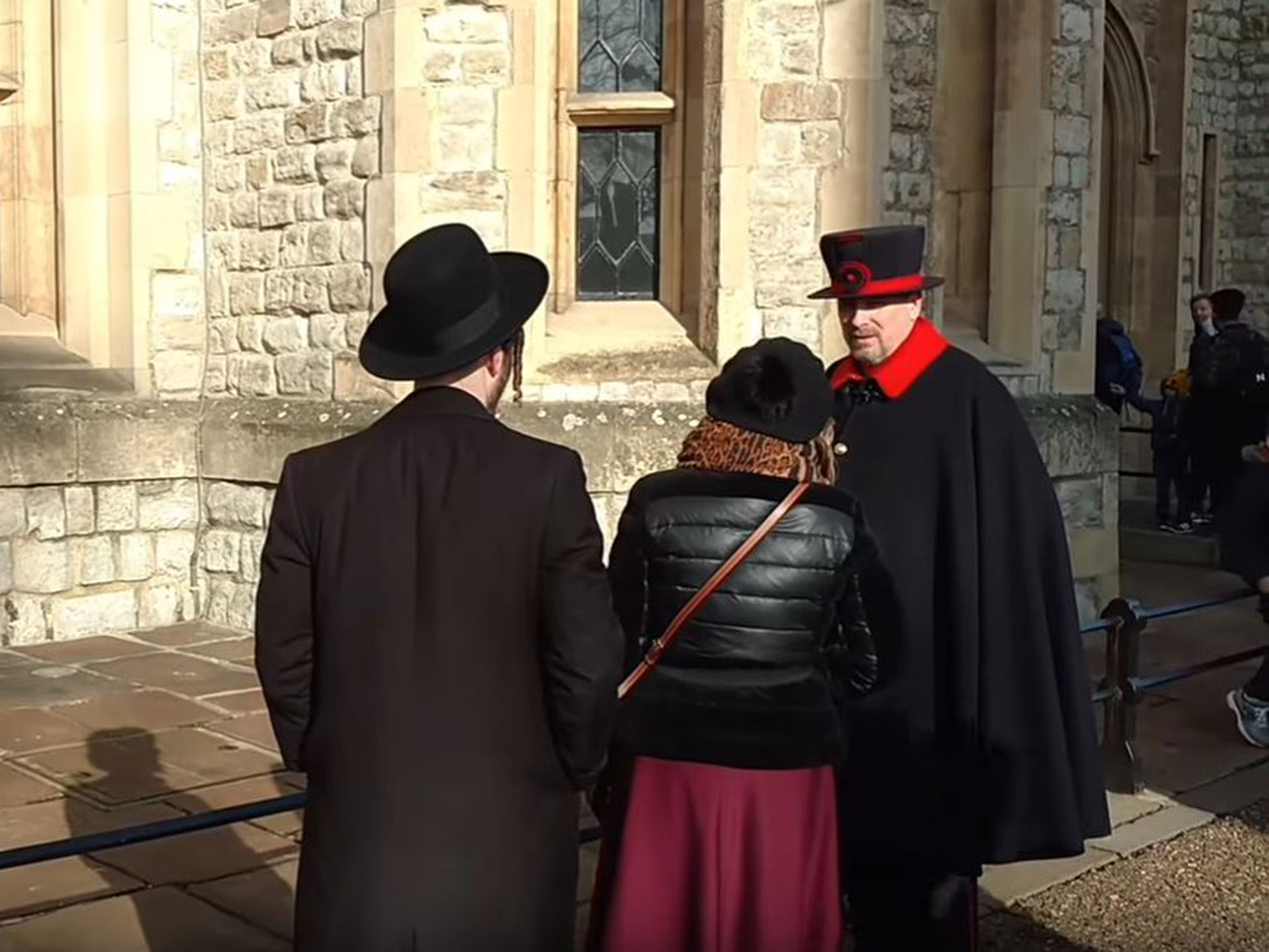 Tourist throws glove at Queen’s guard at Tower of London