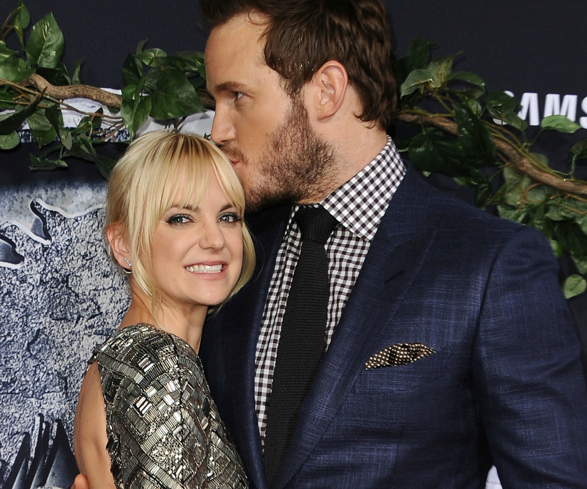 A family friend of Chris Pratt and Anna Faris’ says they’re still living together
