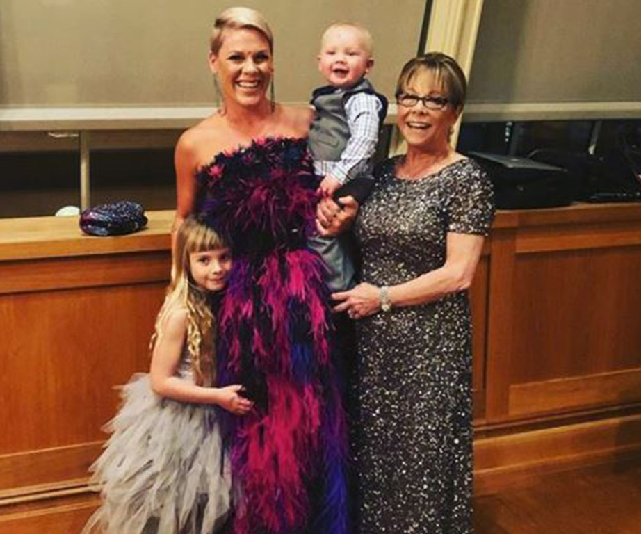Pink brings her mum and daughter to the Grammys