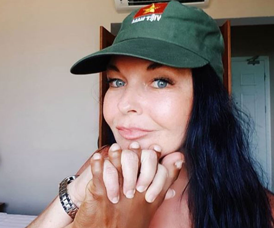 Schapelle Corby has posted a photo holding her boyfriend’s foot like a hand and no one can handle how gross it is