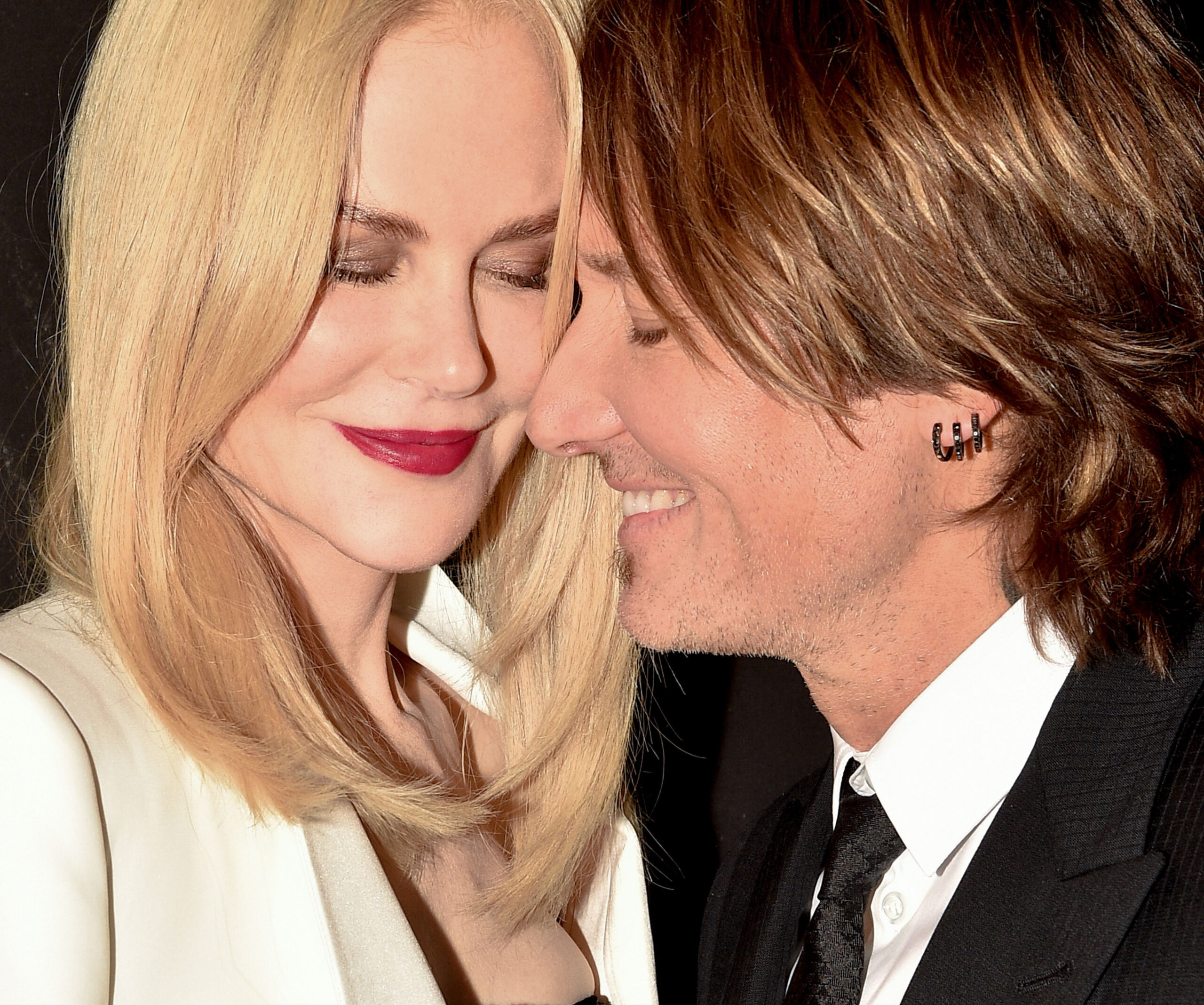 Nicole Kidman and Keith Urban’s intimate kiss on the red carpet restores our faith in true love!