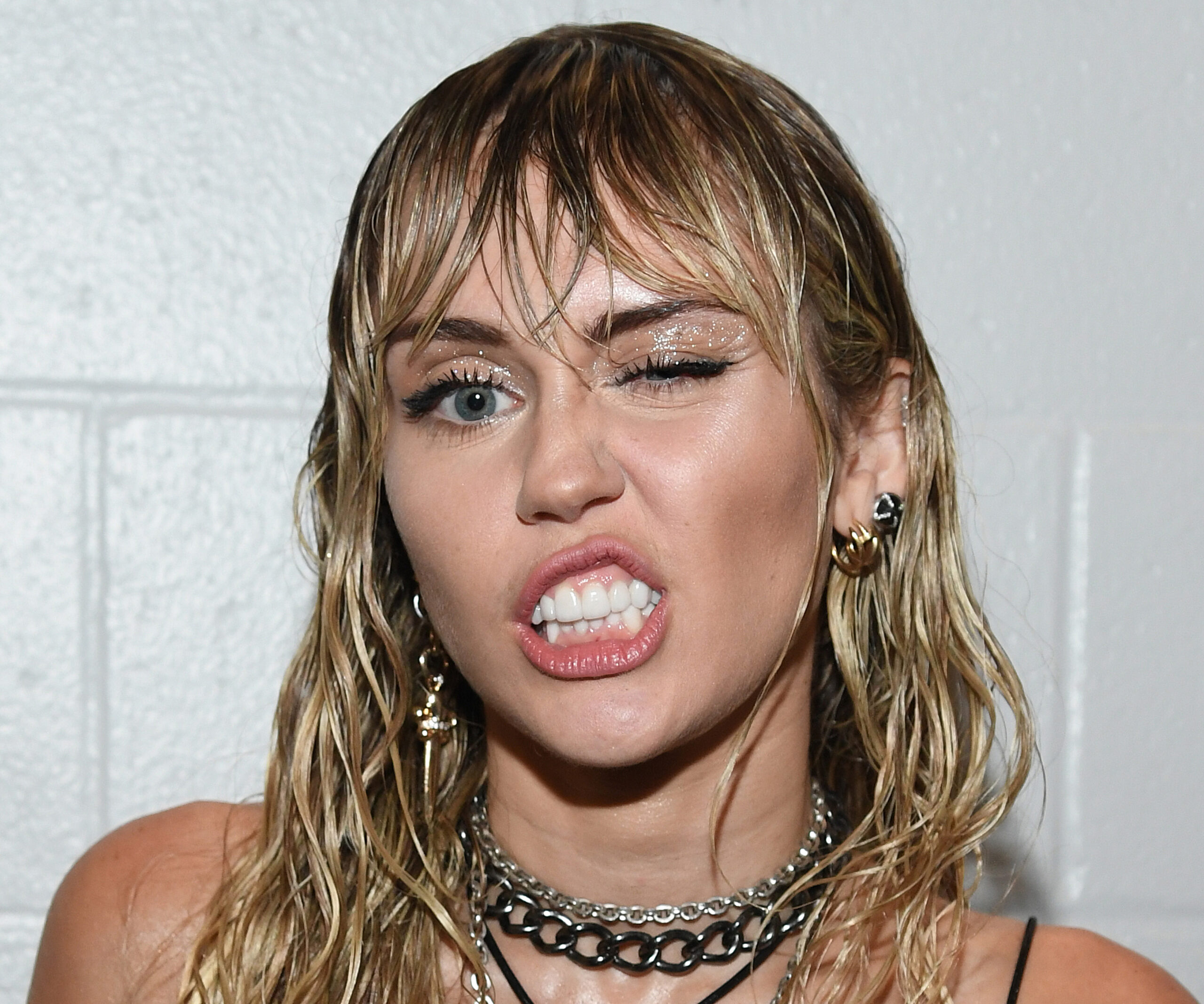 We just got a close-up look at Miley Cyrus’ new breakup tattoo