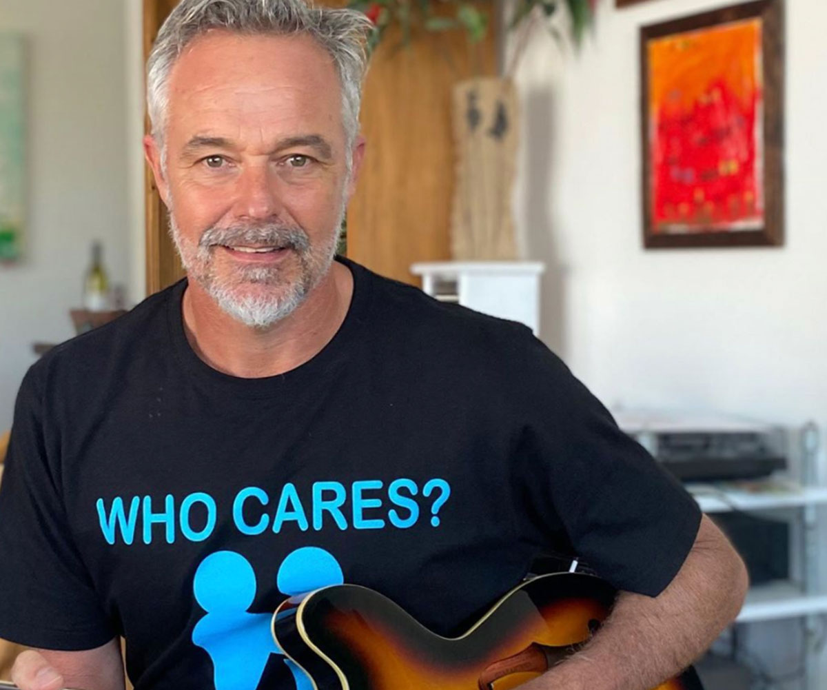Home And Away star Cameron Daddo debuts a VERY dramatic new look… and fans go wild