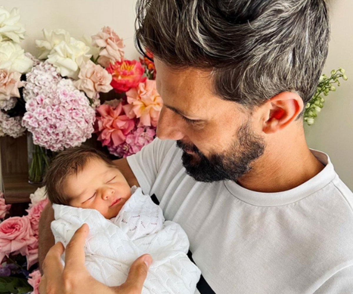 Still good Neighbours! Proud new dad Tim Robards reveals the sweet gift pack his former soapie colleagues have sent daughter Elle
