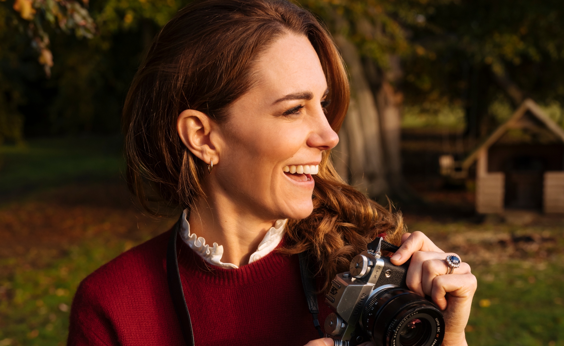 This looks familiar… Duchess Catherine’s ode to countryside red continues in a gorgeous new photo