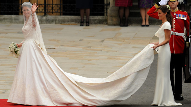 Kate's dress attracts crowds in the thousands
