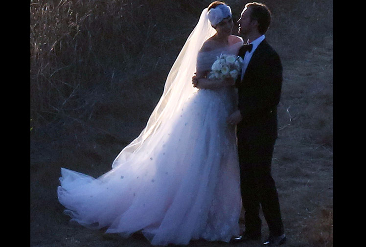 Anne Hathaway ties the knot