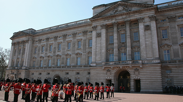 Royal foot guards outside Buckingham Palace