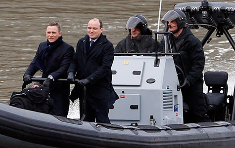 First Look: Daniel Craig films new 007 on London’s Thames