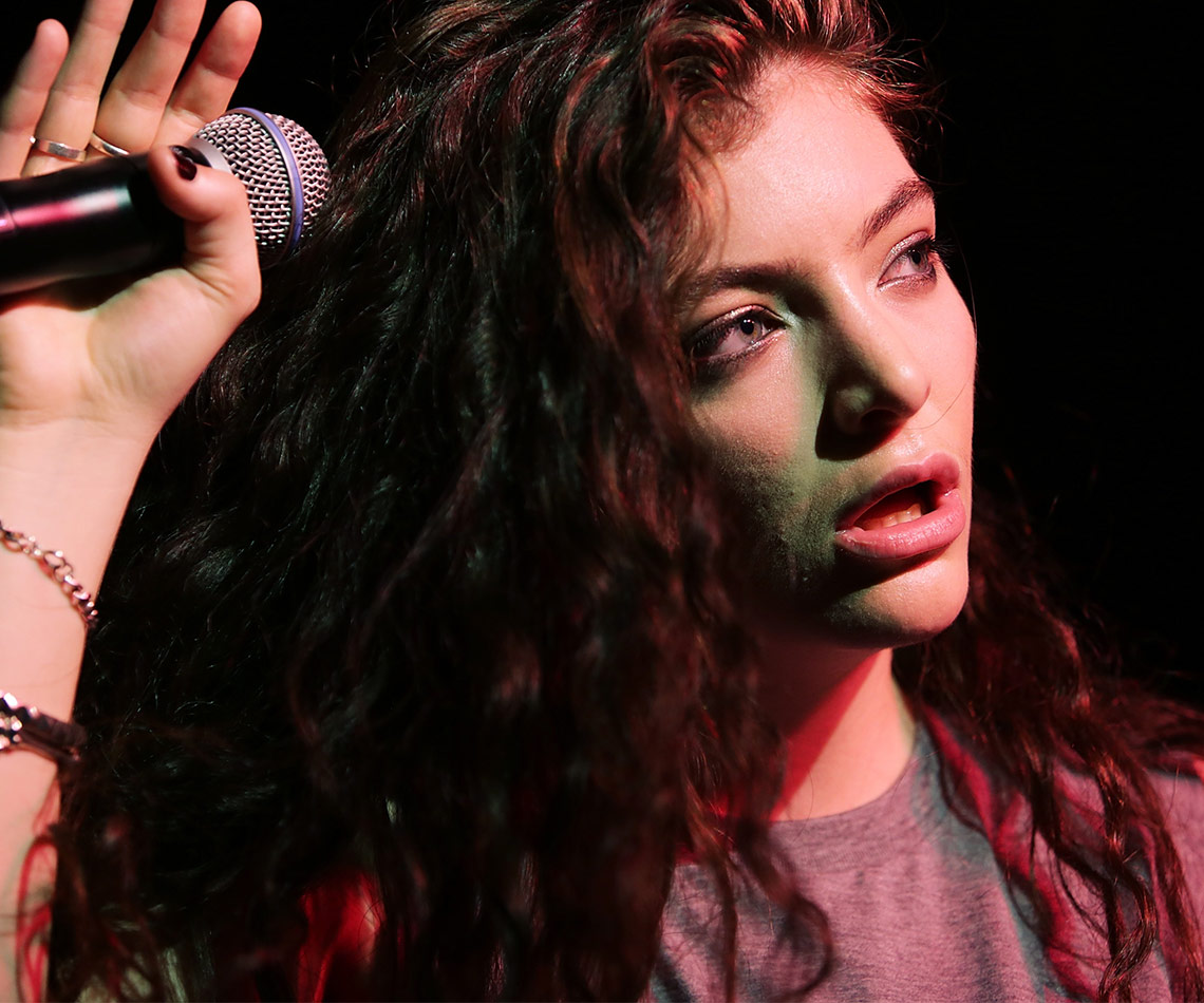 Lorde performs David Bowie tribute
