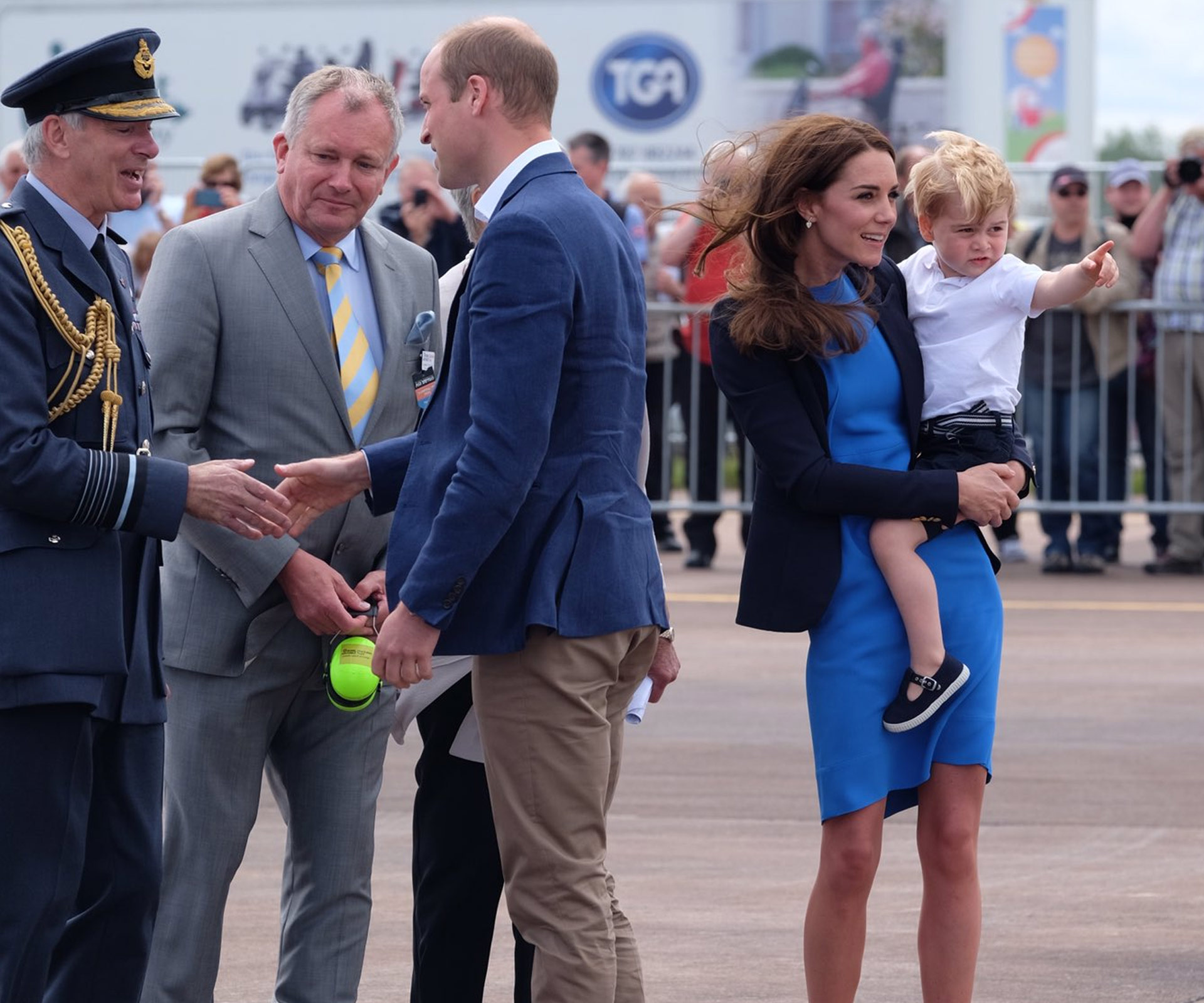 A soarin’ day with the Cambridges! Prince George sees the planes!
