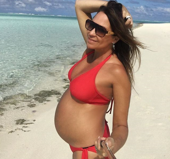 Tania Zaetta and Chris Rogers pregnant with twins on beach