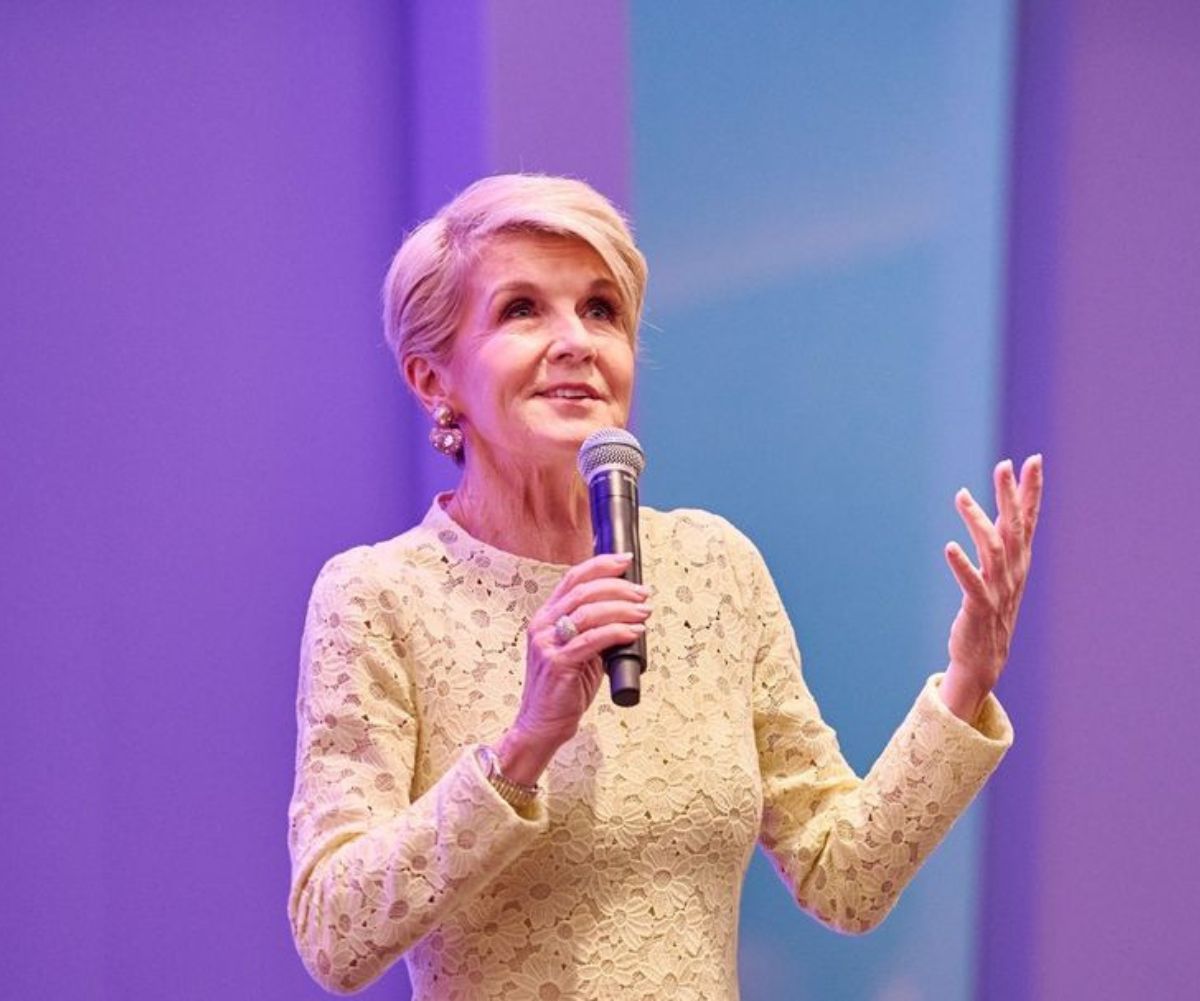 Julie Bishop delights fans with “elegant” new appearance